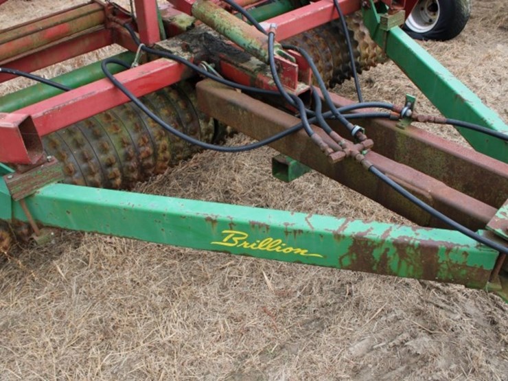 brillion-cultipacker-22'-hoses-worn-tires-worn-image-5