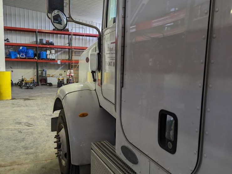 2009-peterbilt-365-image-8