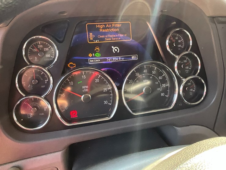 2014-peterbilt-579-image-25