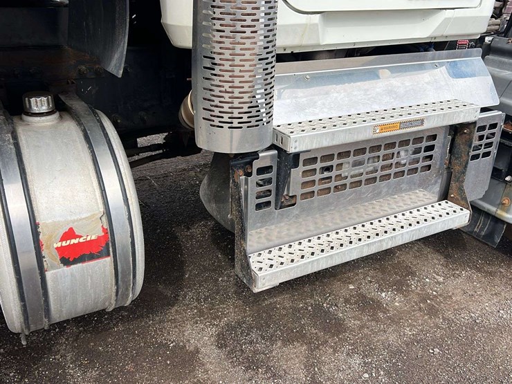 2018-mack-gu-granite-6-axle-dump-truck-image-13