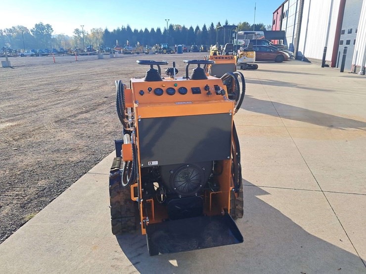 2025-landhero-mini-stand-on-skid-loader-image-3