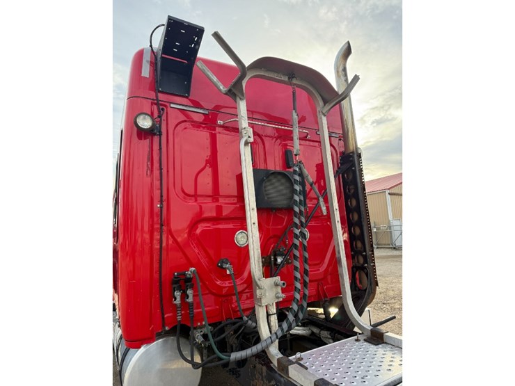 2019-freightliner-cascadia-125-image-11