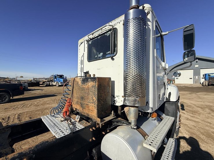 2007-freightliner-columbia-120-image-25