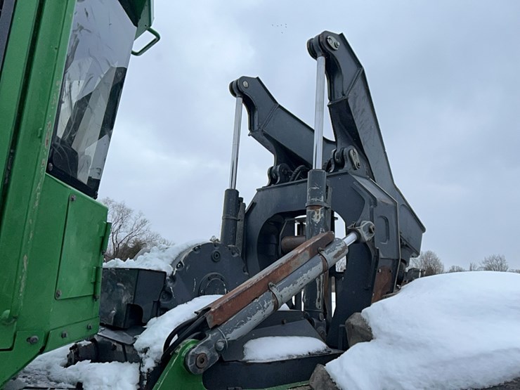 2016-deere-648l-image-14