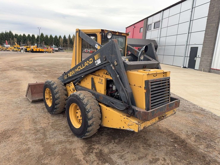 new-holland-l783-image-4
