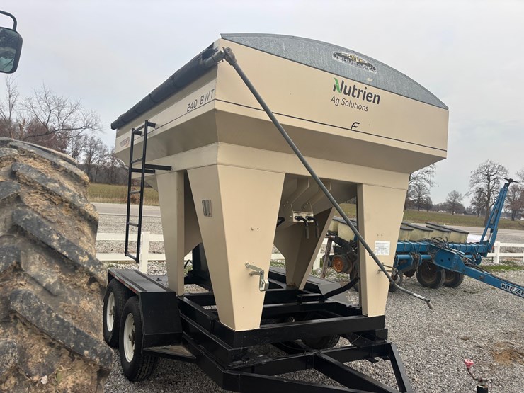 #1527-•-friesen-seed-tender-image-3