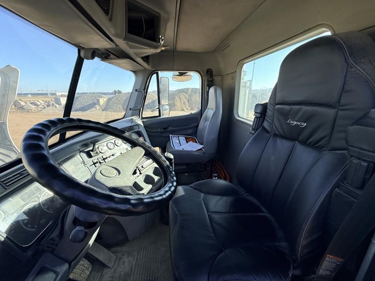 2007-freightliner-columbia-120-image-56