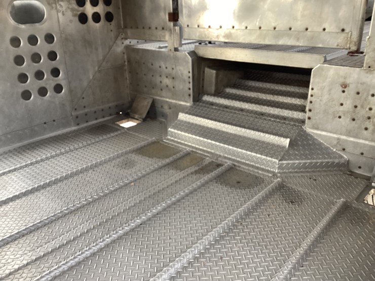 #4675-•-2014-merrit-cattle-trailer-image-9