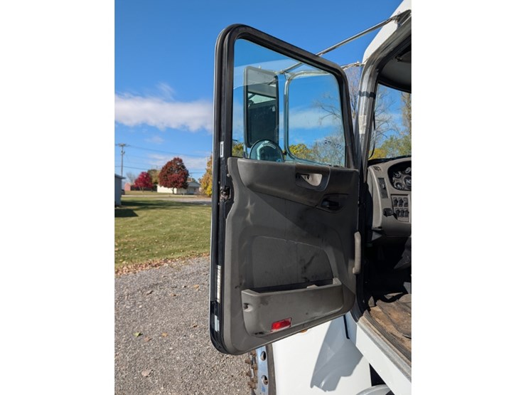 2017-peterbilt-337-image-19