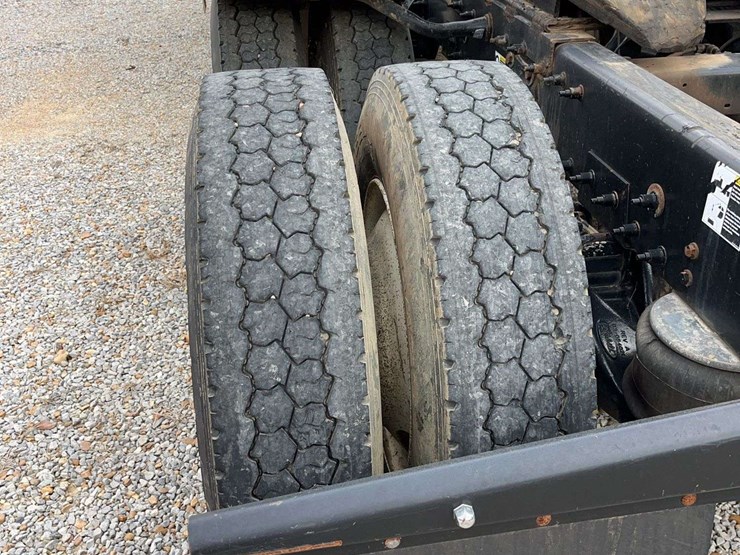 2009-peterbilt-389-image-3