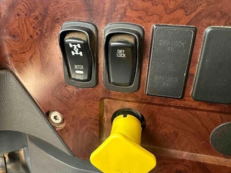 2017-mack-granite-gu713-image-30