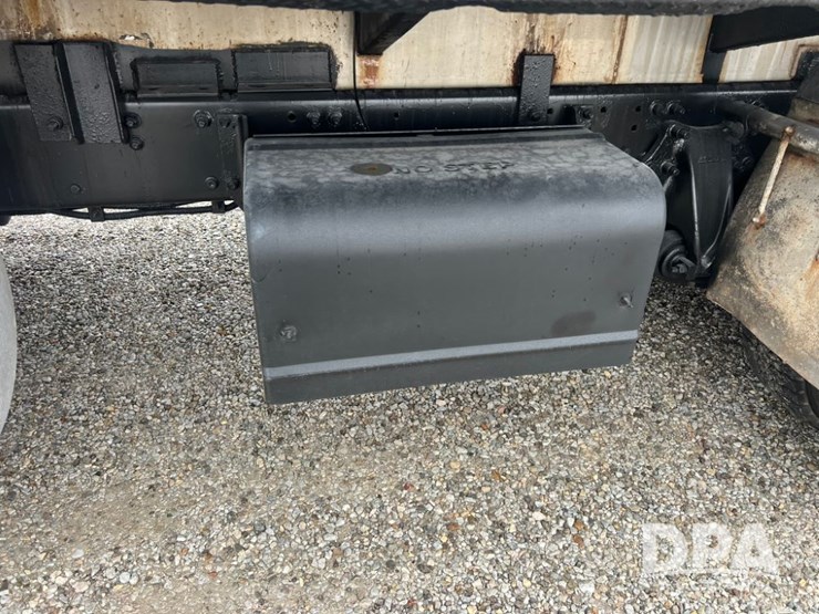 1999-freightliner-flc120-image-24