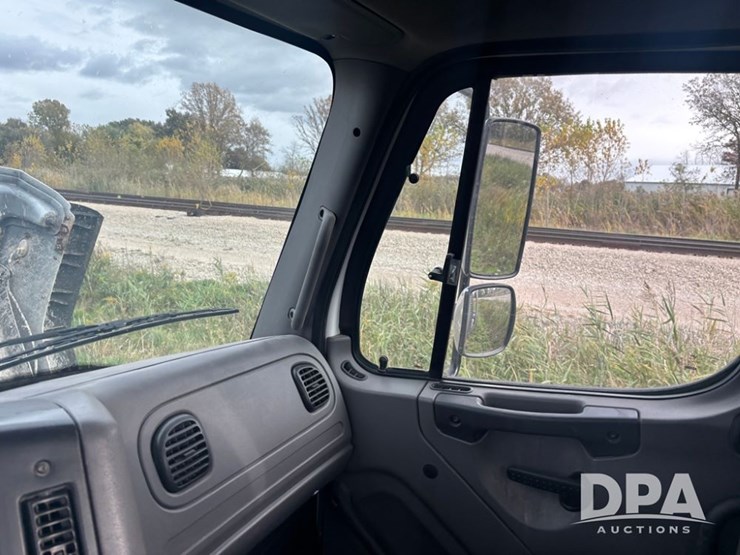 freightliner-114sd-image-60