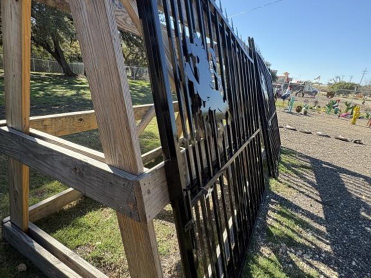 #116-•-pair-of-lion-iron-gates-image-2