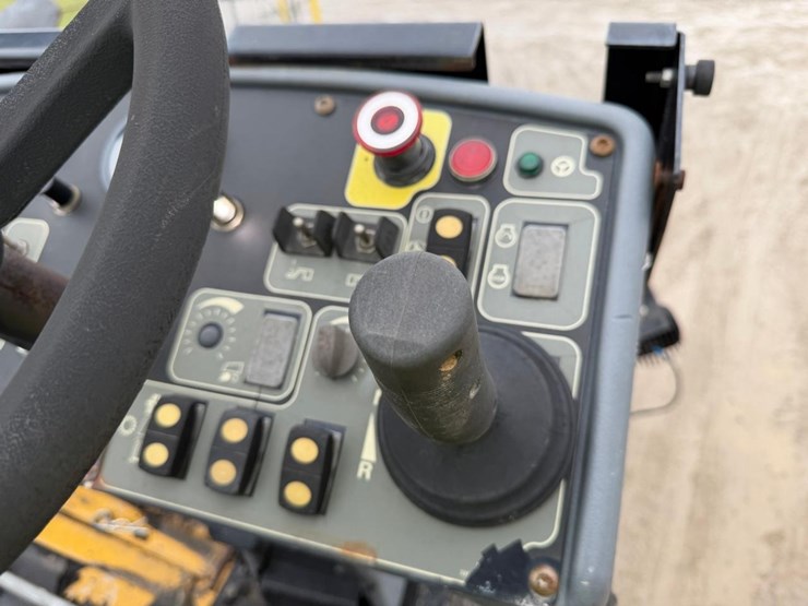 2015-caterpillar-ap-555e-image-28