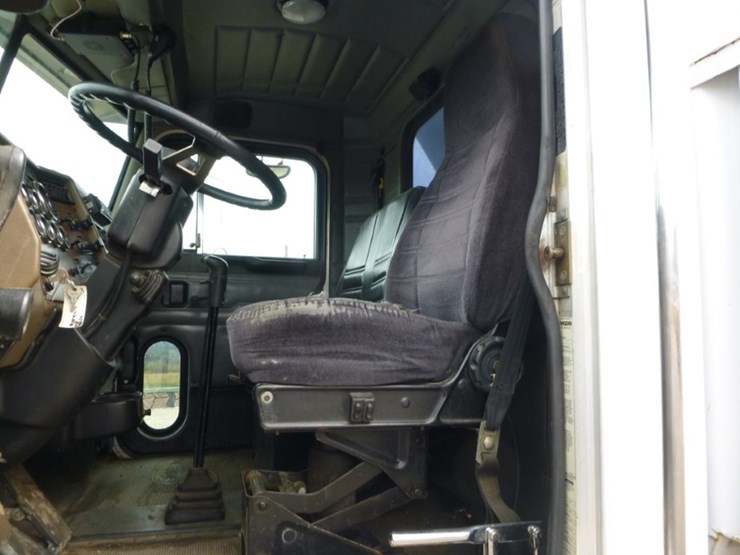 peterbilt-330-image-16