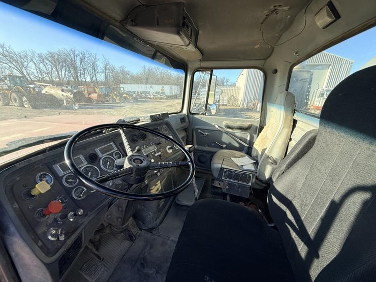 ford-ltl9000-image-32