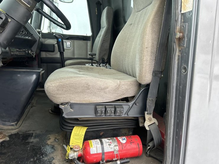 #1042-•-2000-volvo-quad-axle-dump-truck-image-47