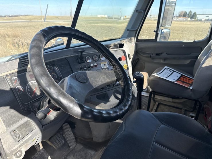 2007-freightliner-columbia-120-image-82