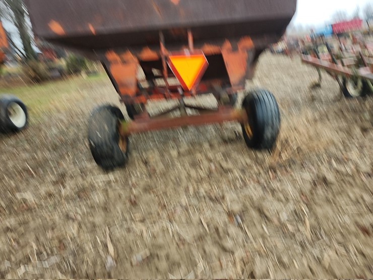 unverferth-gravity-wagon-w/gear-image-4