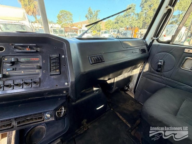 2000-volvo-wg-roll-off-truck-image-14