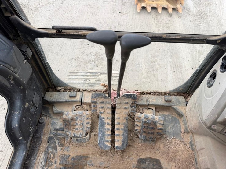 case-cx160b-image-36