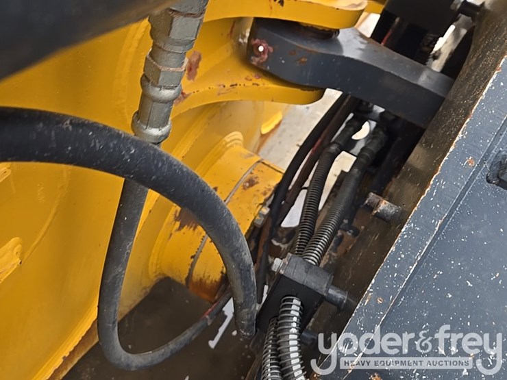 2019-deere-850l-lgp-image-40