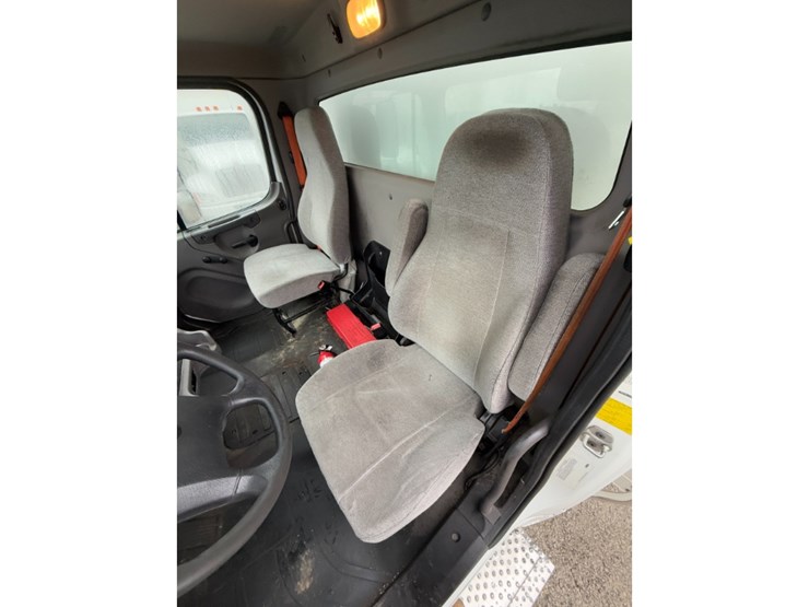 freightliner-m2-106-image-18