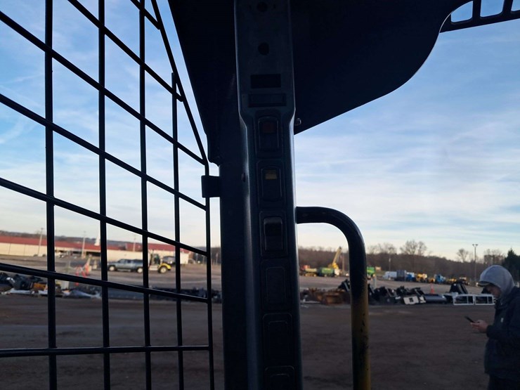 new-holland-l225-image-24