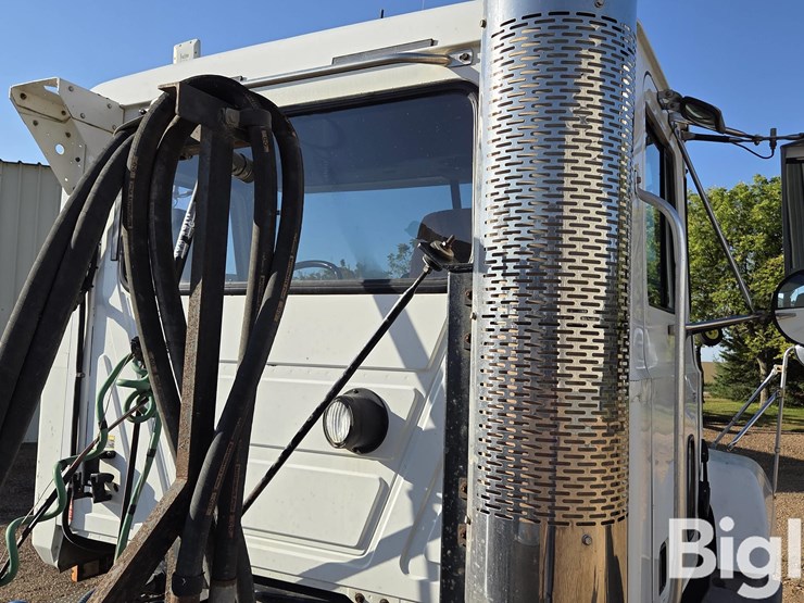 2002-mack-ch613-image-16