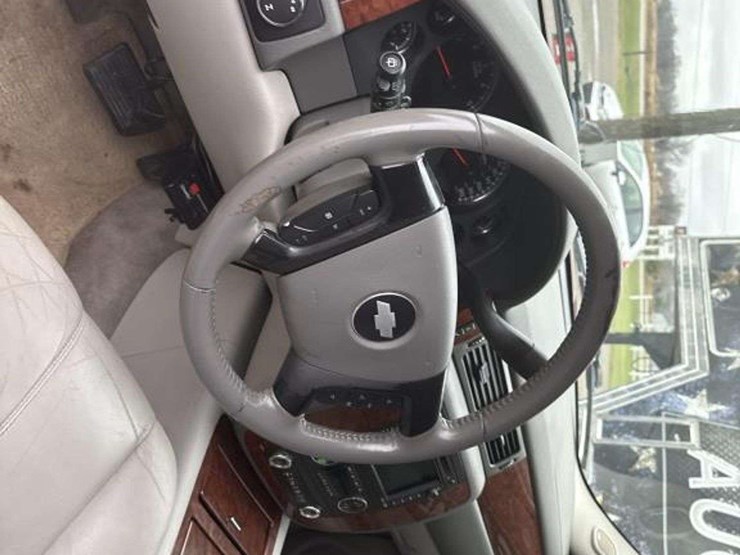 2008-chevrolet-suburban-image-17