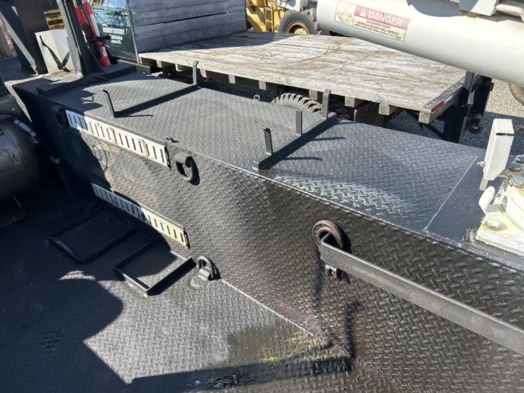 2017-peterbilt-337-image-51