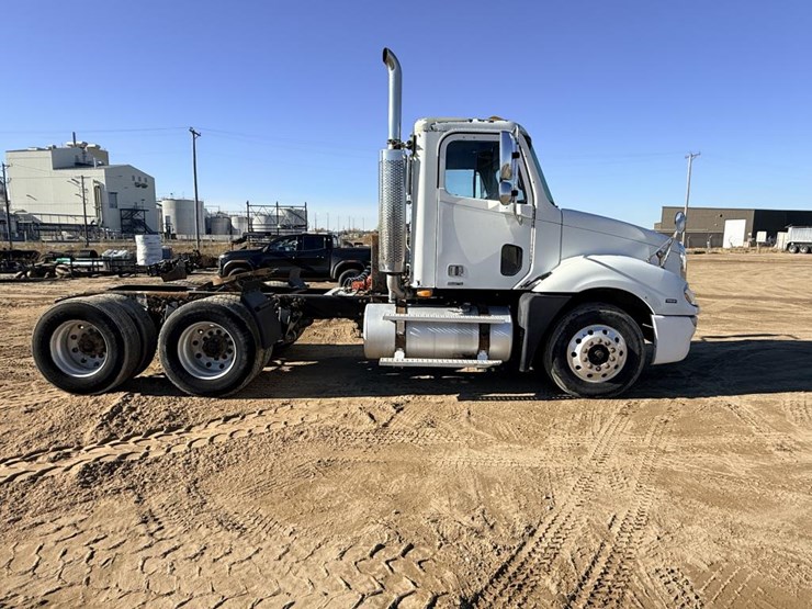 2007-freightliner-columbia-120-image-8