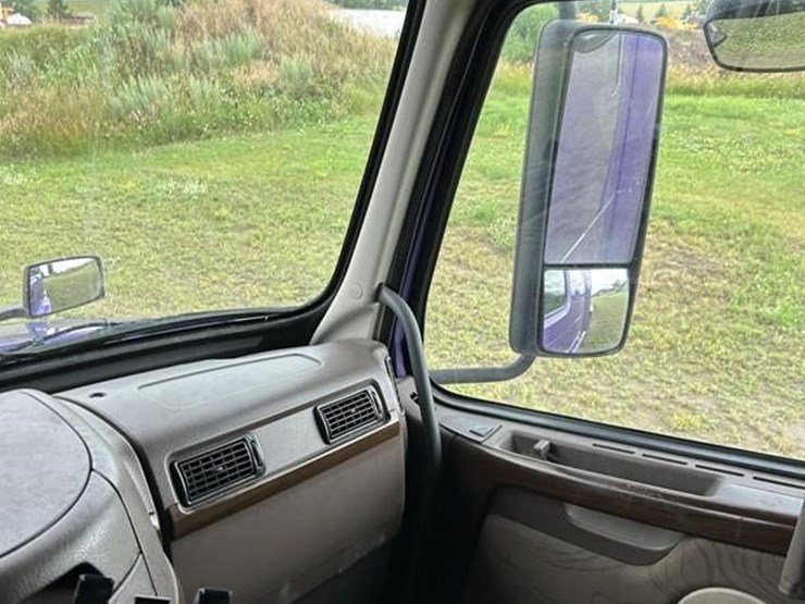 2015-volvo-vnl42t670-image-32