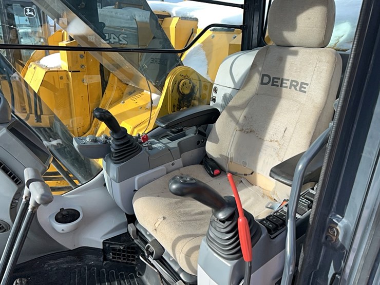 2017-deere-245g-lc-image-15