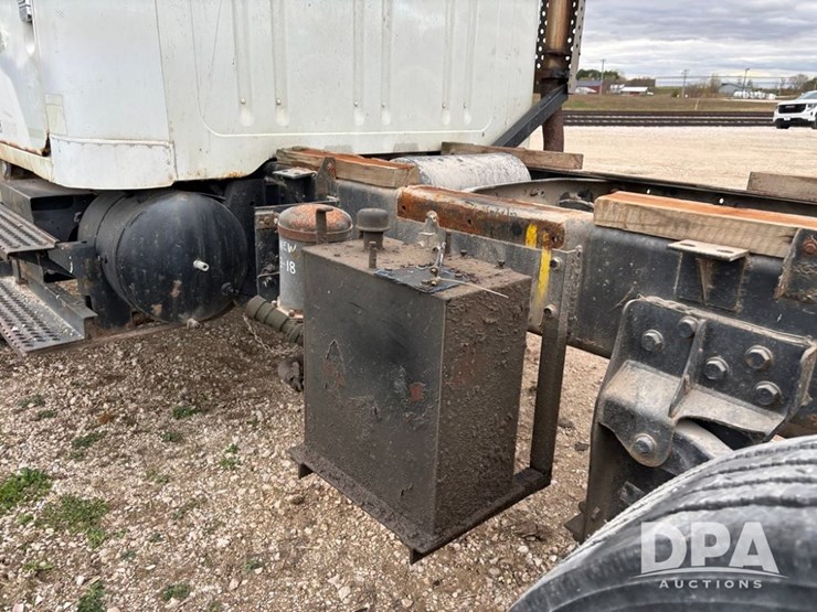 international-4900-image-43