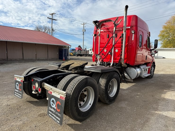 2019-freightliner-cascadia-126-image-3