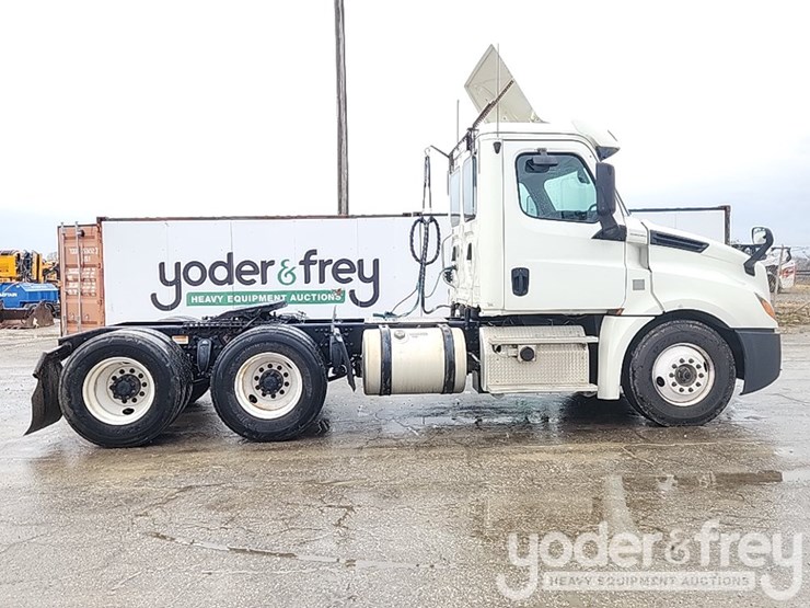 2019-freightliner-cascadia-126-image-7