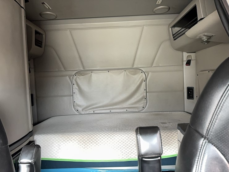 2020-peterbilt-579-image-17