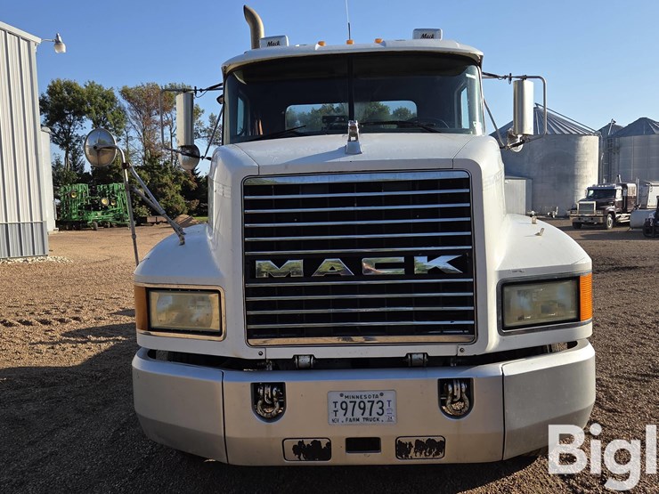 2002-mack-ch613-image-2