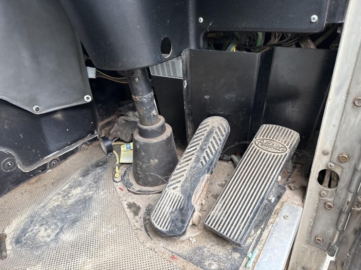 2005-peterbilt-320-image-17