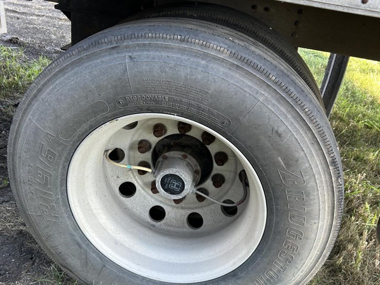 2019-wilson-livestock-trailer-image-8