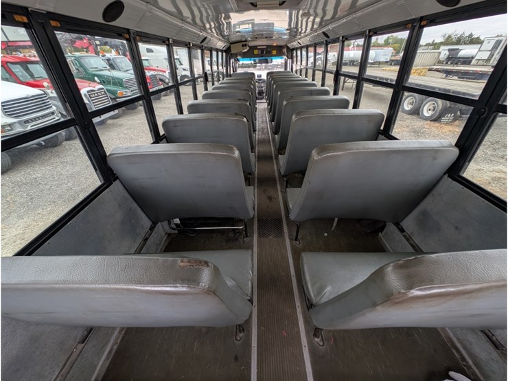 2012-freightliner-b2-image-26