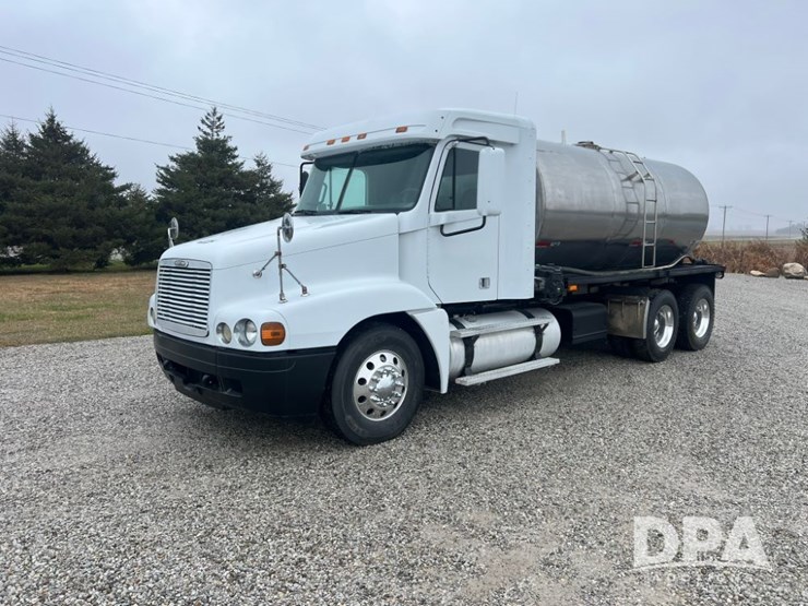 1999-freightliner-flc120-image-1