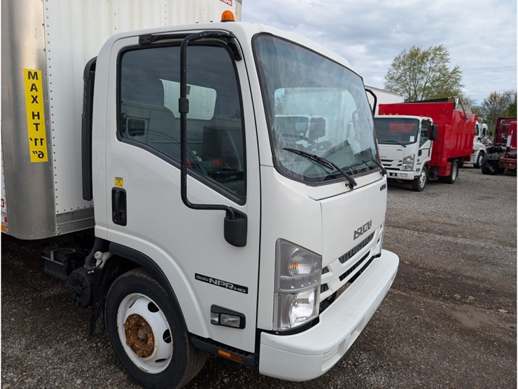 2019-isuzu-npr-image-4