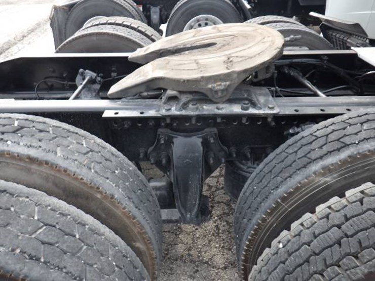 2021-freightliner-cascadia-126-image-10