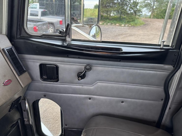peterbilt-330-image-52