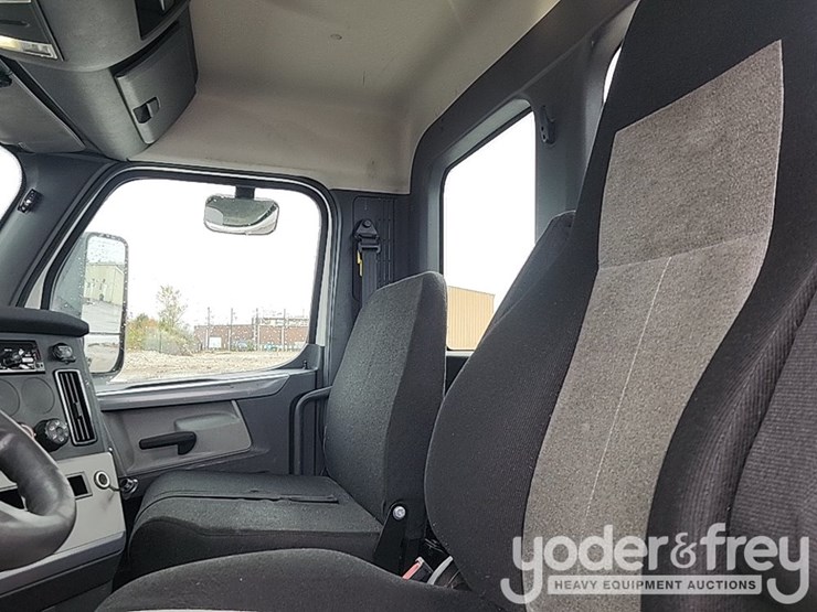 2019-freightliner-cascadia-126-image-19