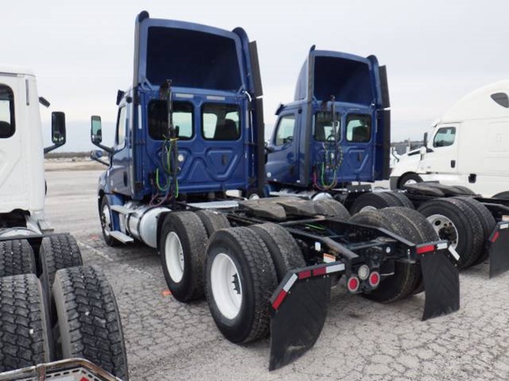 2020-freightliner-cascadia-126-image-14