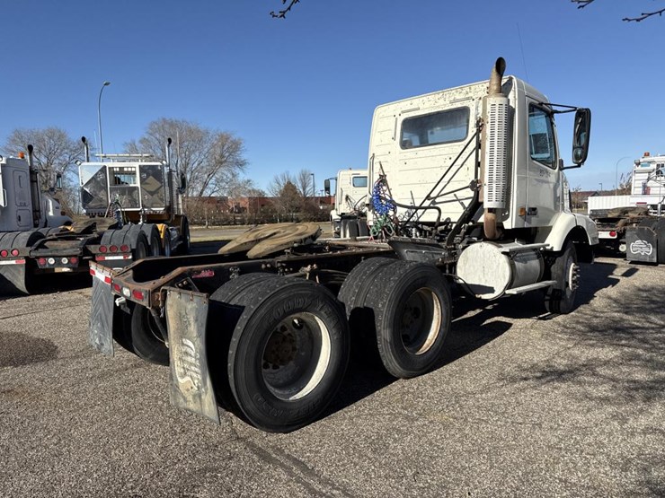 #1994-•-1999-volvo-day-cab-truck-tractor-image-5